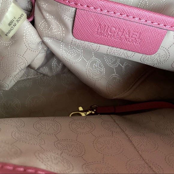 SOLD Michael Kors small Sutton saffiano bag - Picture 9 of 11